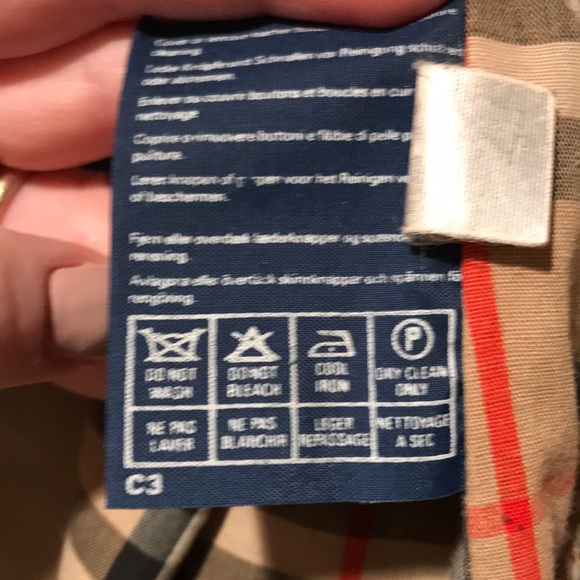 Classic Ladies Burberry Trench - Picture 6 of 12